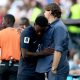El internacional estadounidense Folarin Balogun (i) y su entrenador, el argentino Mauricio Pochettino (d), se abrazan durante el partido de octavos de final del Mundial de Estados Undios, México y Canadá, disputado este lunes contra Bélgica. EFE/CHRISTOPHER TORRES