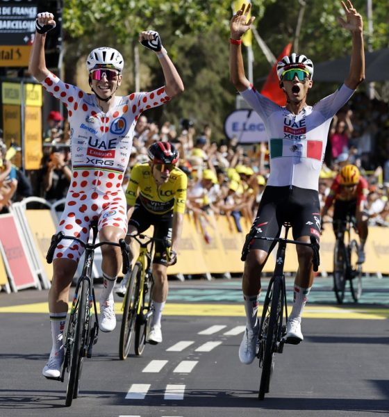 El ciclista mexicano Isaac del Toro (d), del equipo UAE Team Emirates XRG, celebra la victoria junto a su compañeo de equipo el esloveno Tadej Pogacar, en la segunda etapa del Tour,con final en Barcelona. EFE/EPA/YOAN VALAT