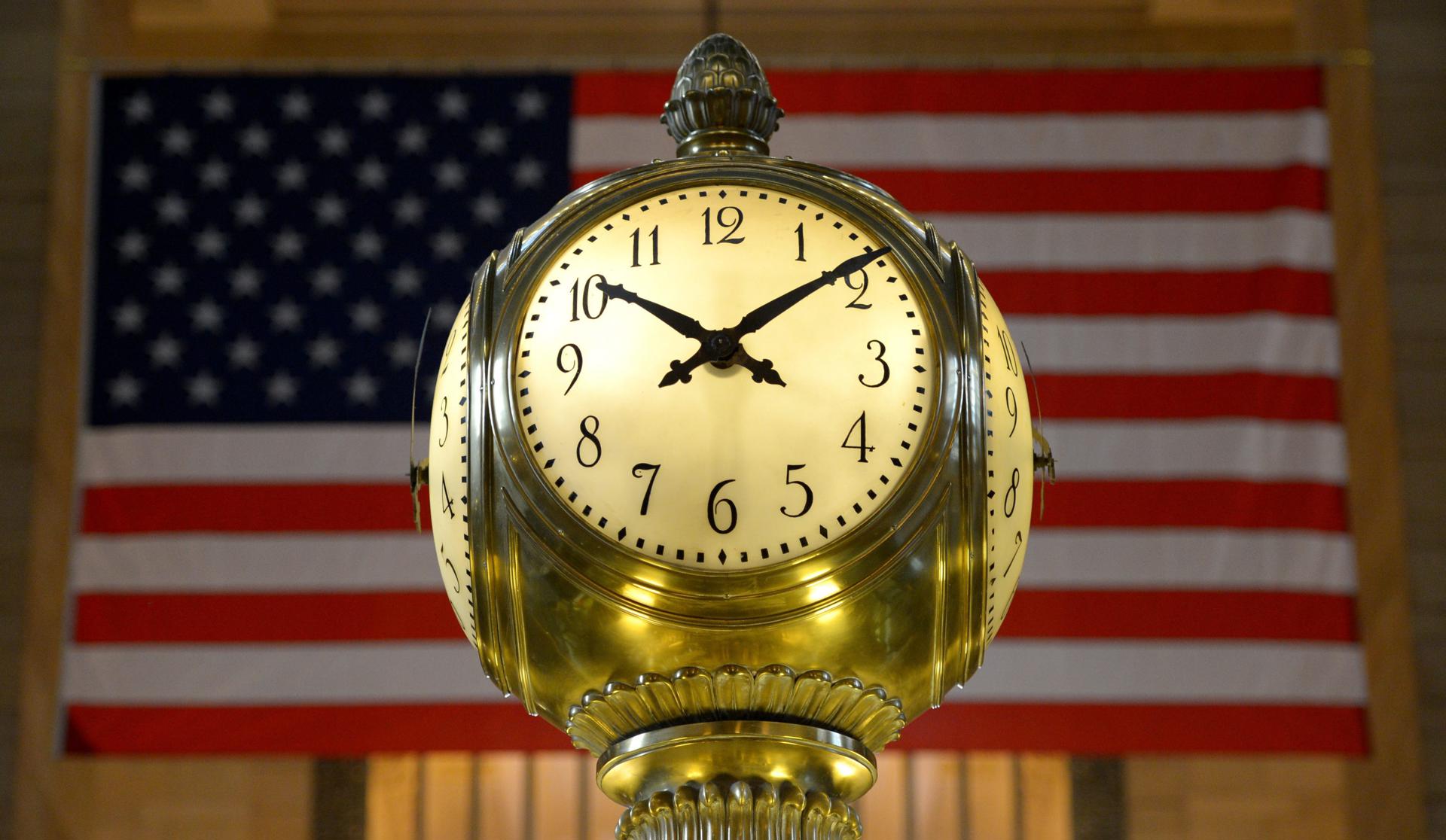 Fotografía de archivo del 29 de enero de 2013, en la que puede verse el reloj de la Estación Central de Nueva York. EFE/JUSTIN LANE