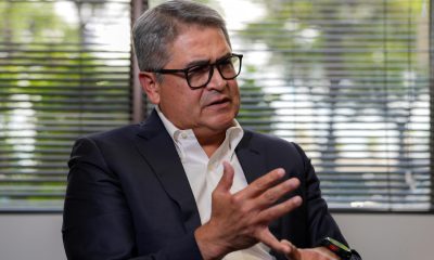 Fotografía de archivo fechada el 21 de mayo de 2026 del expresidente de Honduras, Juan Orlando Hernández (2014-2022), hablando en una entrevista con EFE en Miami, Florida (Estados Unidos). EFE/ Alberto Boal