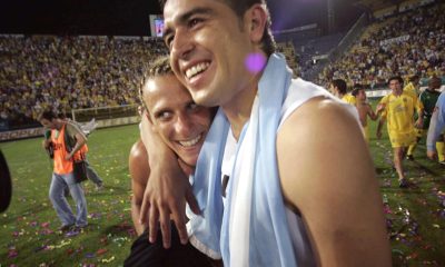 Fotografía del 29 de mayo de 2005, en la que puede verse al argentino Román Riquelme (d) y al uruguayo Diego Forlán (i), entonces como compañeros en el Villarreal. EFE/Domenech Castelló