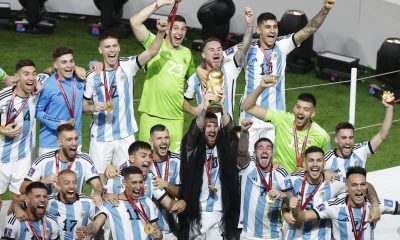 La selección de Argentina celebra el 18 de diciembre de 2022 la conquista del Mundial de Catar en la ciudad de Lusail. EFE/ Alberto Estevez