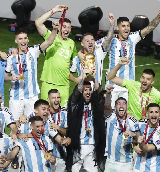 La selección de Argentina celebra el 18 de diciembre de 2022 la conquista del Mundial de Catar en la ciudad de Lusail. EFE/ Alberto Estevez