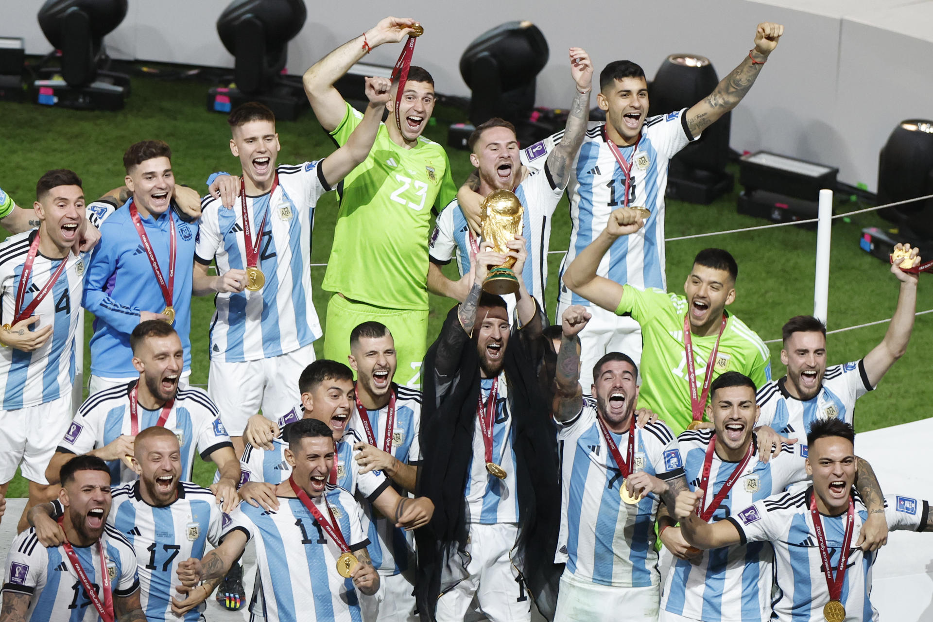 La selección de Argentina celebra el 18 de diciembre de 2022 la conquista del Mundial de Catar en la ciudad de Lusail. EFE/ Alberto Estevez