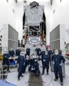 Fotografía cedida por la NASA que muestra a los integrantes del equipo de propulsores, seguridad y garantía de calidad del Telescopio Espacial, Nancy Grace Roman, posando el 20 de julio de 2026 dentro de la Instalación de Servicio de Cargas Útiles Peligrosas del Centro Espacial Kennedy de la NASA, en Florida (Estados Unidos). EFE/Ben Smegelsky/NASA /SOLO USO EDITORIAL /NO VENTAS /SOLO DISPONIBLE PARA ILUSTRAR LA NOTICIA QUE ACOMPAÑA /CRÉDITO OBLIGATORIO
