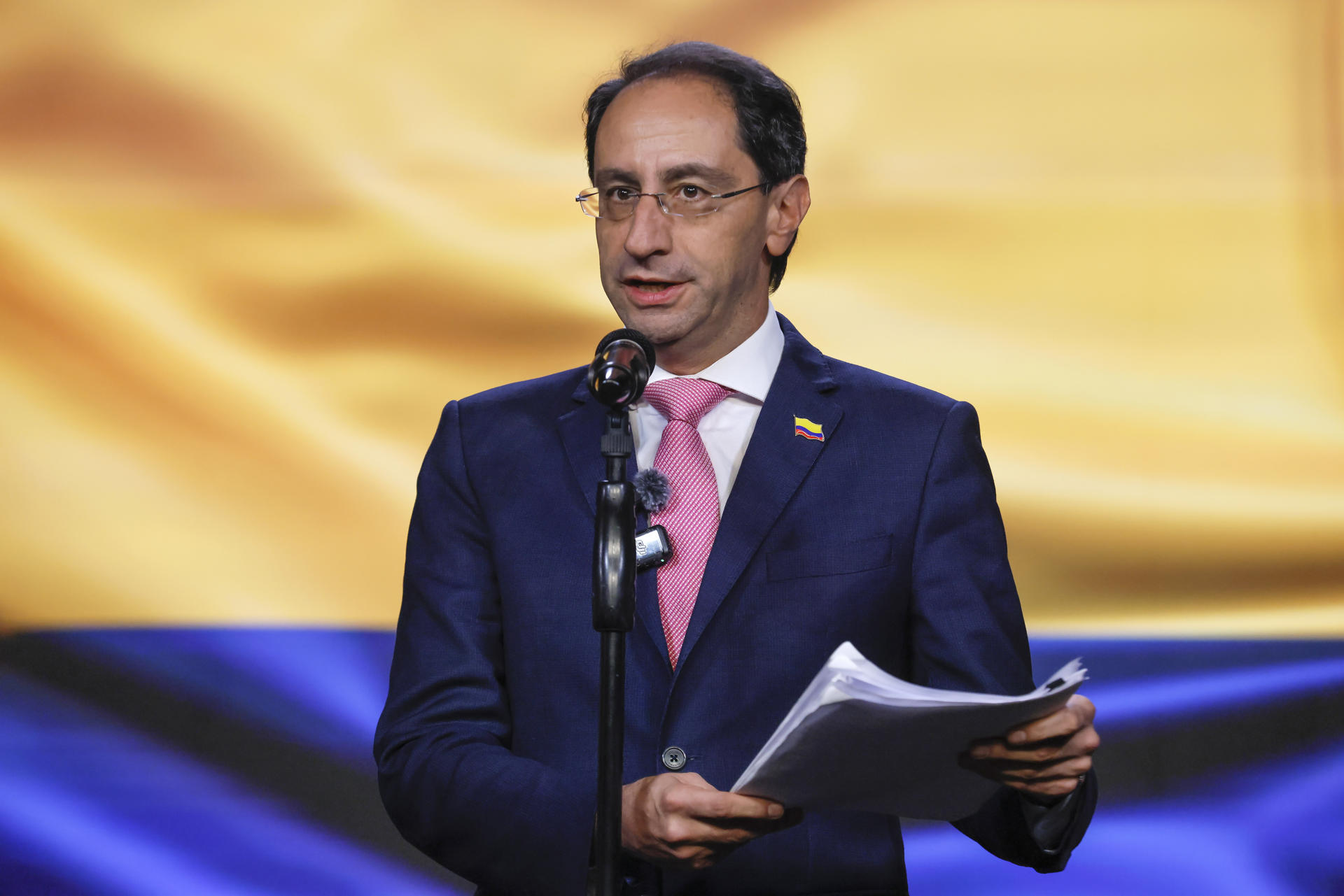 El vicepresidente electo de Colombia, José Manuel Restrepo, habla durante una rueda de prensa en Bogotá (Colombia). EFE/ Carlos Ortega