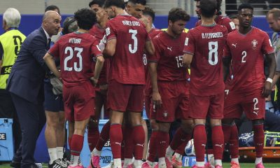 El entrenador de Portugal, el español Roberto Martínez, habla con sus jugadores en la segunda pausa de hidratación del encuentro de octavos de final en el que su equipo quedó eliminado con un gol de Mikel Merino, en Dallas, Texas. EFE/MIGUEL A. LOPES