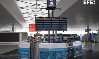 WENZHOU (China), 11/07/2026.- Se observan pantallas vacías debido a la cancelación de vuelos en la terminal de salidas nacionales del aeropuerto de Wenzhou, ante la llegada del tifón Bavi, en Wenzhou (provincia de Zhejiang, China), el 11 de julio de 2026. EFE/EPA/ANDRES MARTINEZ CASARES