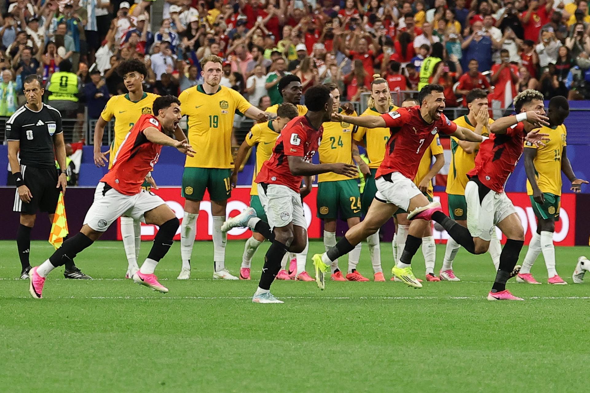 Los jugadores de Egipto celebran la victoria en los penaltis ante Australia y el pase a los octavos del Mundial. EFE/EPA/CHRISTOPHER NEUNDORF