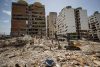 Personas realizan labores de rescate en una zona afectada por los terremotos del pasado 24 de junio, en Catia La Mar (Venezuela). EFE/ Ronald Peña R