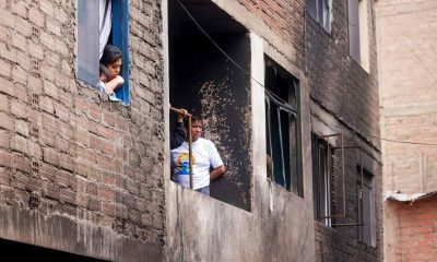 Fotografía cedida por la Agencia Andina que muestra a integrantes de la Policía de Perú custodiando varias viviendas tras un incendio en Lima (Perú). EFE/ Luis Iparraguirre
