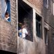 Fotografía cedida por la Agencia Andina que muestra a integrantes de la Policía de Perú custodiando varias viviendas tras un incendio en Lima (Perú). EFE/ Luis Iparraguirre