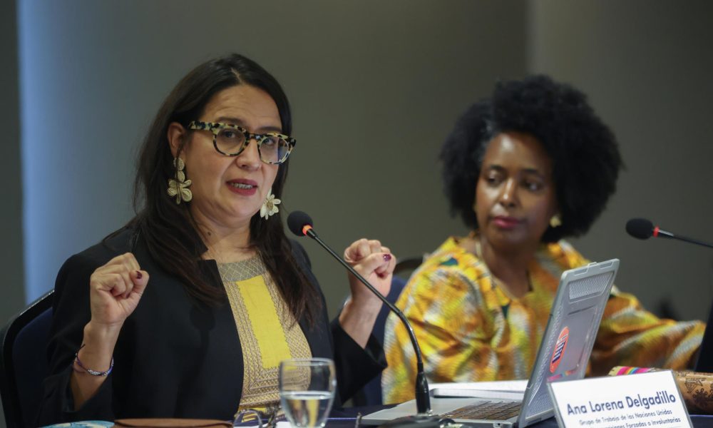 Ana Lorena Delgadillo (L), integrante del Grupo de Trabajo sobre Desapariciones Forzadas o Involuntarias de las Naciones Unidas (GTDFI), habla durante una rueda de prensa en la Ciudad de Guatemala, Guatemala, el 2 de julio de 2026. EFE/ Mariano Macz
