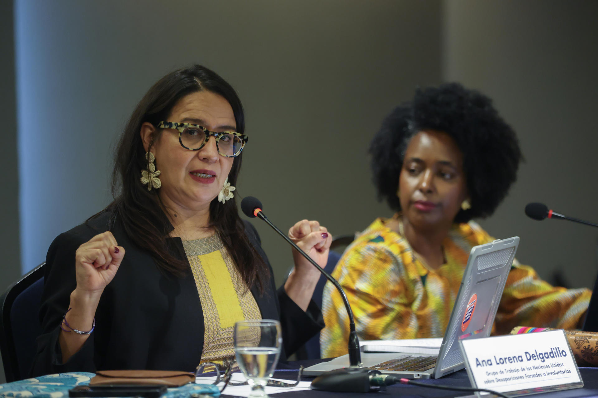 Ana Lorena Delgadillo (L), integrante del Grupo de Trabajo sobre Desapariciones Forzadas o Involuntarias de las Naciones Unidas (GTDFI), habla durante una rueda de prensa en la Ciudad de Guatemala, Guatemala, el 2 de julio de 2026. EFE/ Mariano Macz