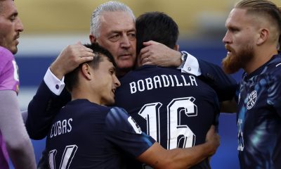 Gustavo Alfaro celebró con los jugadores paraguayos el pase a octavos de final, tras eliminar a Alemania en la tanda de penaltis del Mundial 2026. EFE/EPA/GREG COOPER