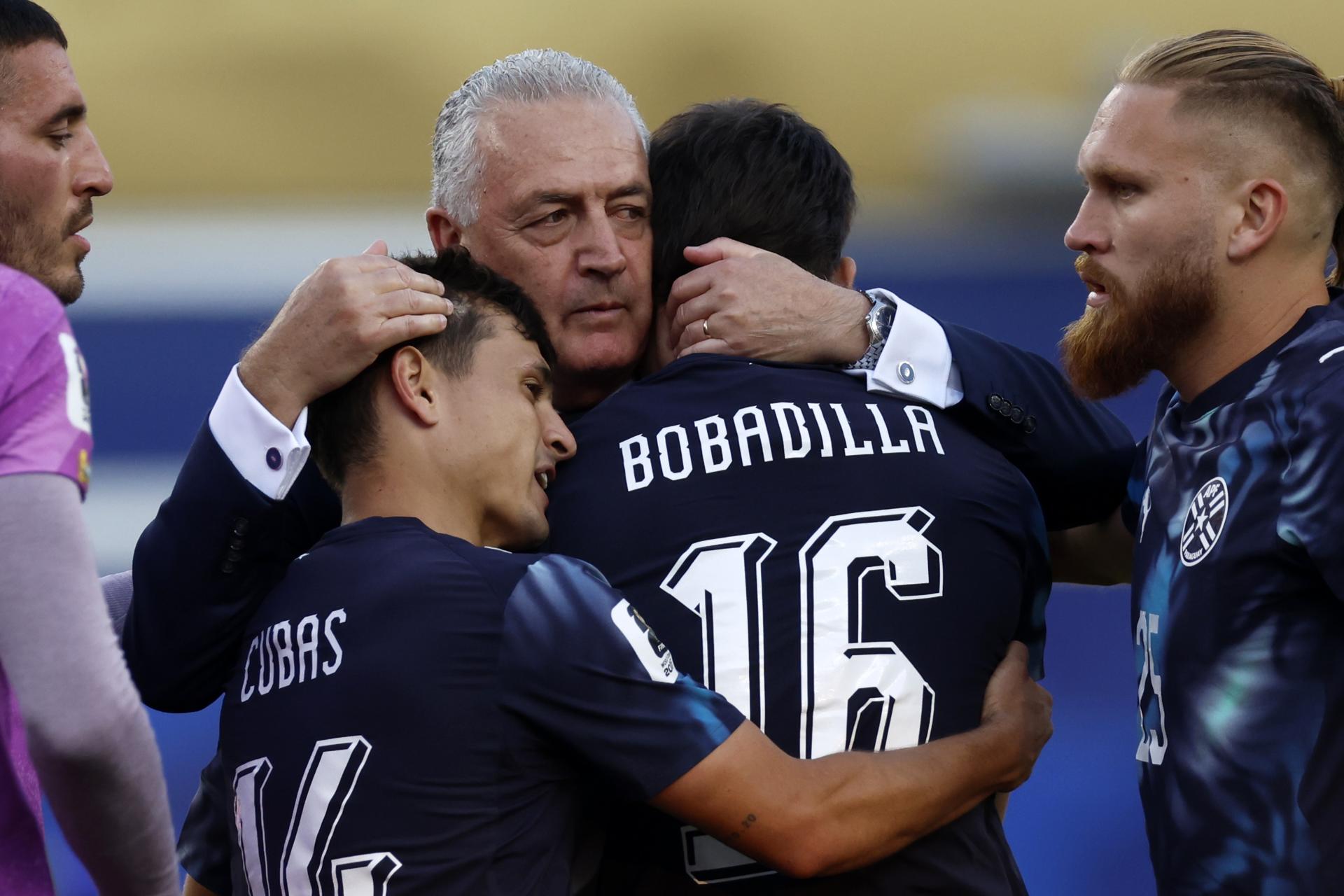 Gustavo Alfaro celebró con los jugadores paraguayos el pase a octavos de final, tras eliminar a Alemania en la tanda de penaltis del Mundial 2026. EFE/EPA/GREG COOPER