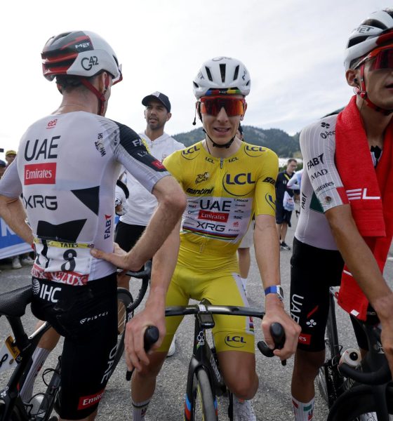 El esloveno Tadej Pogacar (C), del UAE Team Emirates XRG, y su compañero de equipo el mexicano Isaac del Toro en Plateau de Solaison, Francia. EFE/EPA/GUILLAUME HORCAJUELO / POOL