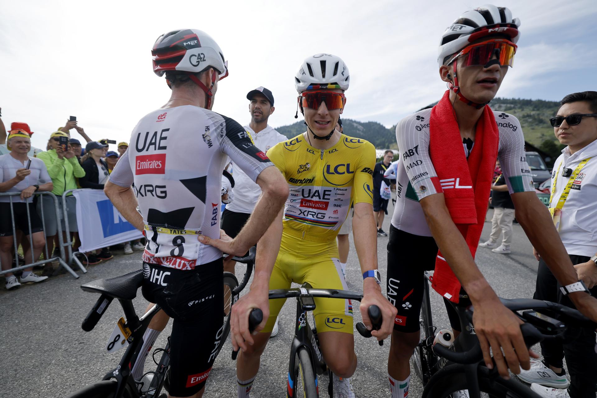 El esloveno Tadej Pogacar (C), del UAE Team Emirates XRG, y su compañero de equipo el mexicano Isaac del Toro en Plateau de Solaison, Francia. EFE/EPA/GUILLAUME HORCAJUELO / POOL