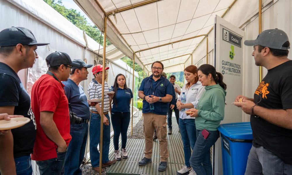 Fotografía cedida por el programa integral Guatemaltecos por la Nutrición que muestra al director ejecutivo de Guatemaltecos por la Nutrición, José Silva (c), hablando con voluntarios en Campamento I en Huehuetenango (Guatemala). EFE/ Guatemaltecos por la Nutrición /SOLO USO EDITORIAL/ NO VENTAS/ SOLO DISPONIBLE PARA ILUSTRAR LA NOTICIA QUE ACOMPAÑA (CRÉDITO OBLIGATORIO)