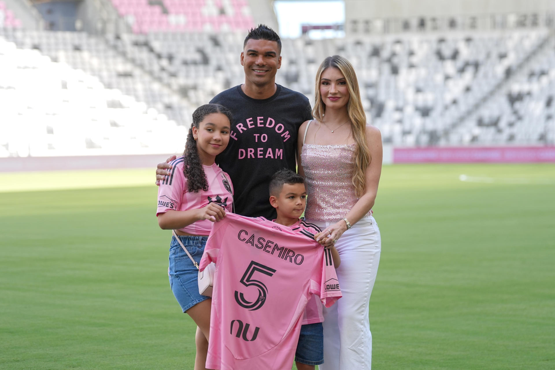 Casemiro posa junto a sus hijos y esposa Ana Mariana durante su presentación como nuevo jugador del Inter Miami este jueves, en el estadio Nu, en Miami (Estados Unidos). EFE Alberto Boal