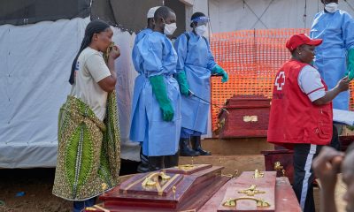 Familiares de víctimas del ébola recogen los cuerpos en el hospital de Mongbwalu, Ituri, República Democrática del Congo, en una imagen del 26 de junio de 2026 (difundida el 30 de junio de 2026). EFE/EPA/DIEUDONNE DIROLE