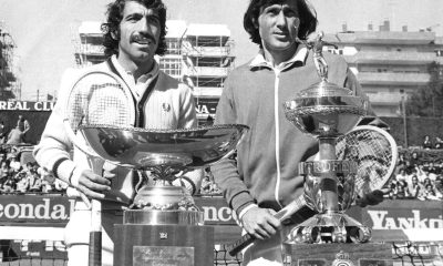 El 21 de octubre de 1974, tenista rumano Ilie Nastase (d) se adjudica en Barcelona el Trofeo Conde de Godó tras vencer en la final al español Manuel Orantes. EFE/Archivo.