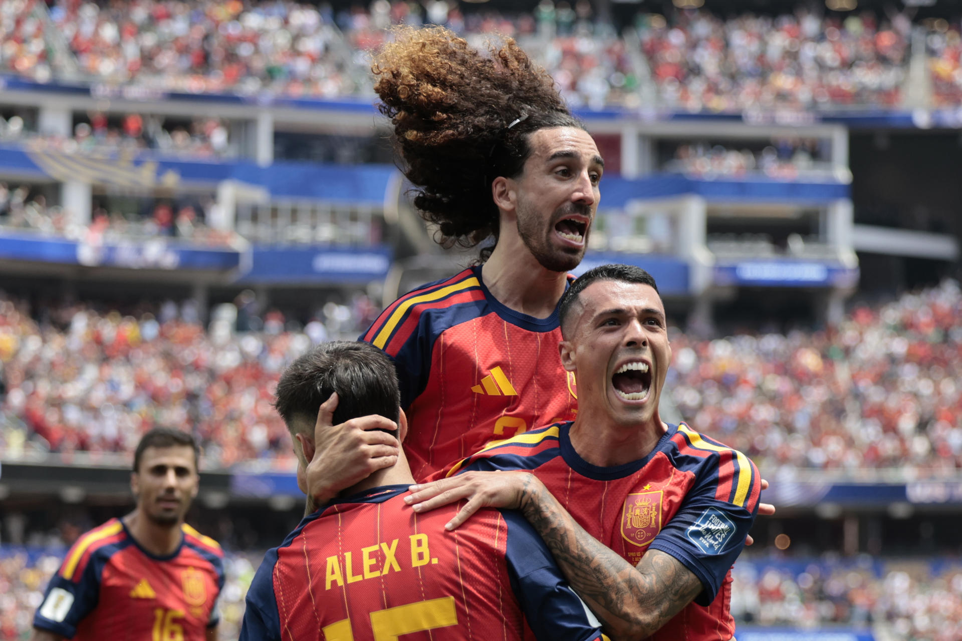 Jugadores de España celebran un gol de Pedro Porro (d) este jueves, en un partido por los dieciseisavos de final del Mundial de la FIFA 2026 entre España y Austria en el estadio SoFi en Los Ángeles (Estados Unidos). EFE/ Lavandeira Jr