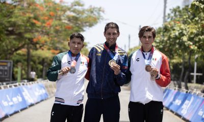 Walter Vargas (c), de Colombia, medalla de oro; Edgar Cadena (i), de México, medalla de plata; y Sebastián Ruiz, de México, medalla de bronce, posan al finalizar la competencia de contrarreloj individual masculina de ciclismo de ruta durante los XXV Juegos Centroamericanos y del Caribe Santo Domingo 2026 este sábado, en Santo Domingo (República Dominicana). EFE/ Orlando Barría
