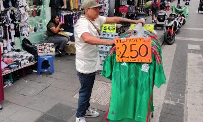 Personas venden productos en una calle en Ciudad de México (México). Imagen de archivo. EFE/ Eduardo Guerra