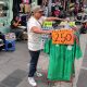 Personas venden productos en una calle en Ciudad de México (México). Imagen de archivo. EFE/ Eduardo Guerra