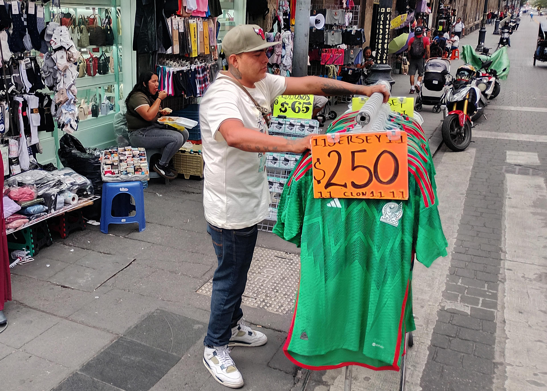 Personas venden productos en una calle en Ciudad de México (México). Imagen de archivo. EFE/ Eduardo Guerra