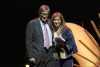 La periodista colombiana Catalina Gómez Ángel recibe el Reconocimiento a la Excelencia del Premio Gabo 2026 de manos del director general y cofundador de la Fundación Gabo, Jaime Abello, este viernes, en el Teatro Municipal Jorge Eliécer Gaitán, en Bogotá (Colombia). EFE/ Carlos Ortega
