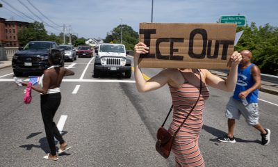 Fotografía de archivo del 13 de julio de 2026 que muestra a una persona sosteniendo un cartel que dice "ICE fuera" durante una manifestación en Biddeford, Maine (EE.UU.). EFE/ Troy R. Bennett