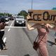 Fotografía de archivo del 13 de julio de 2026 que muestra a una persona sosteniendo un cartel que dice "ICE fuera" durante una manifestación en Biddeford, Maine (EE.UU.). EFE/ Troy R. Bennett