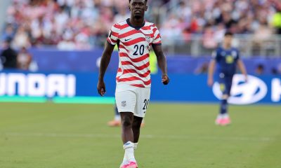 El jugador de Estados Unidos Folarin Balogun abandona el terreno de juego tras recibir una tarjeta roja durante el partido de la Copa Mundial de la FIFA 2026 entre Estados Unidos y Bosnia y Herzegovina, en San Francisco, California, EE.UU. EFE/EPA/BENJAMIN FANJOY
