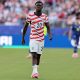 El jugador de Estados Unidos Folarin Balogun abandona el terreno de juego tras recibir una tarjeta roja durante el partido de la Copa Mundial de la FIFA 2026 entre Estados Unidos y Bosnia y Herzegovina, en San Francisco, California, EE.UU. EFE/EPA/BENJAMIN FANJOY