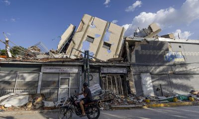Una persona observa edificios destruidos por los terremotos en Venezuela. EFE/ Miguel Gutiérrez