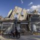 Una persona observa edificios destruidos por los terremotos en Venezuela. EFE/ Miguel Gutiérrez