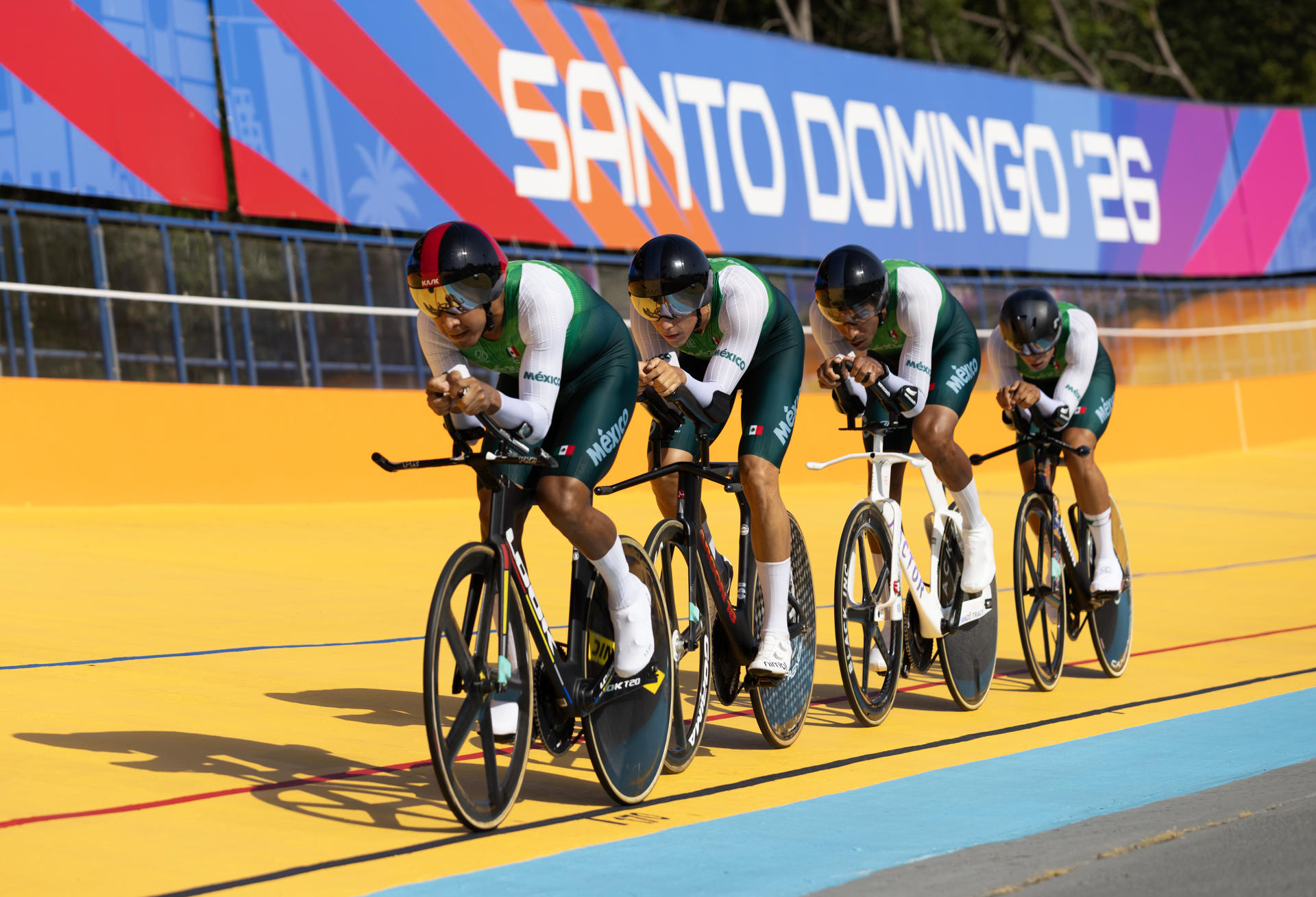 Ciclistas de México compiten en persecución por equipos masculino durante los XXV Juegos Centroamericanos y del Caribe Santo Domingo 2026, en Santo Domingo (República Dominicana). EFE/ Orlando Barría