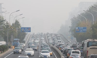 Los coches se amontonan en un atasco bajo una nube de polución en Pekín (China), en una imagen de archivo. EFE/ Roman Pilipey