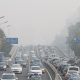 Los coches se amontonan en un atasco bajo una nube de polución en Pekín (China), en una imagen de archivo. EFE/ Roman Pilipey
