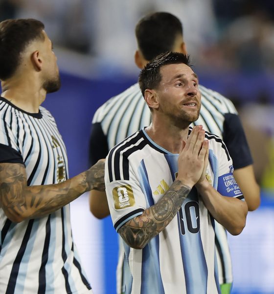 Lionel Messi, de Argentina, se muestra aliviado al finalizar el partido del Mundial 2026 ante Cabo Verde en el estadio Hard Rock en Miami (Estados Unidos). EFE/Alberto Estévez