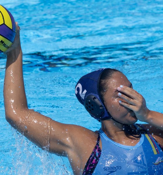 La colombiana Sara Vanegas (i) disputa el balón con la puertorriqueña Gabriella Montalvo rumbo a la final del polo acuático de los de los XXV Juegos Centroamericanos y del Caribe, en Santo Domingo. EFE/Orlando Barría