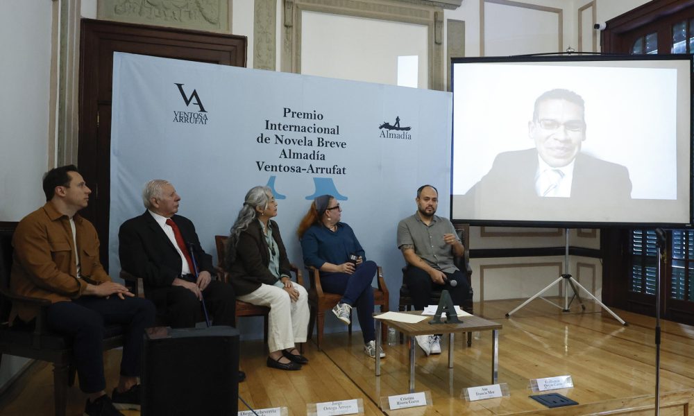 El escritor peruano David Silva Rojas (en pantalla) participa en una rueda de prensa este miércoles, en Ciudad de México (México). EFE/ Sáshenka Gutiérrez