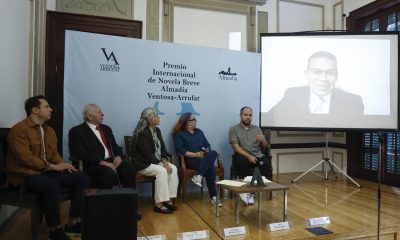 El escritor peruano David Silva Rojas (en pantalla) participa en una rueda de prensa este miércoles, en Ciudad de México (México). EFE/ Sáshenka Gutiérrez