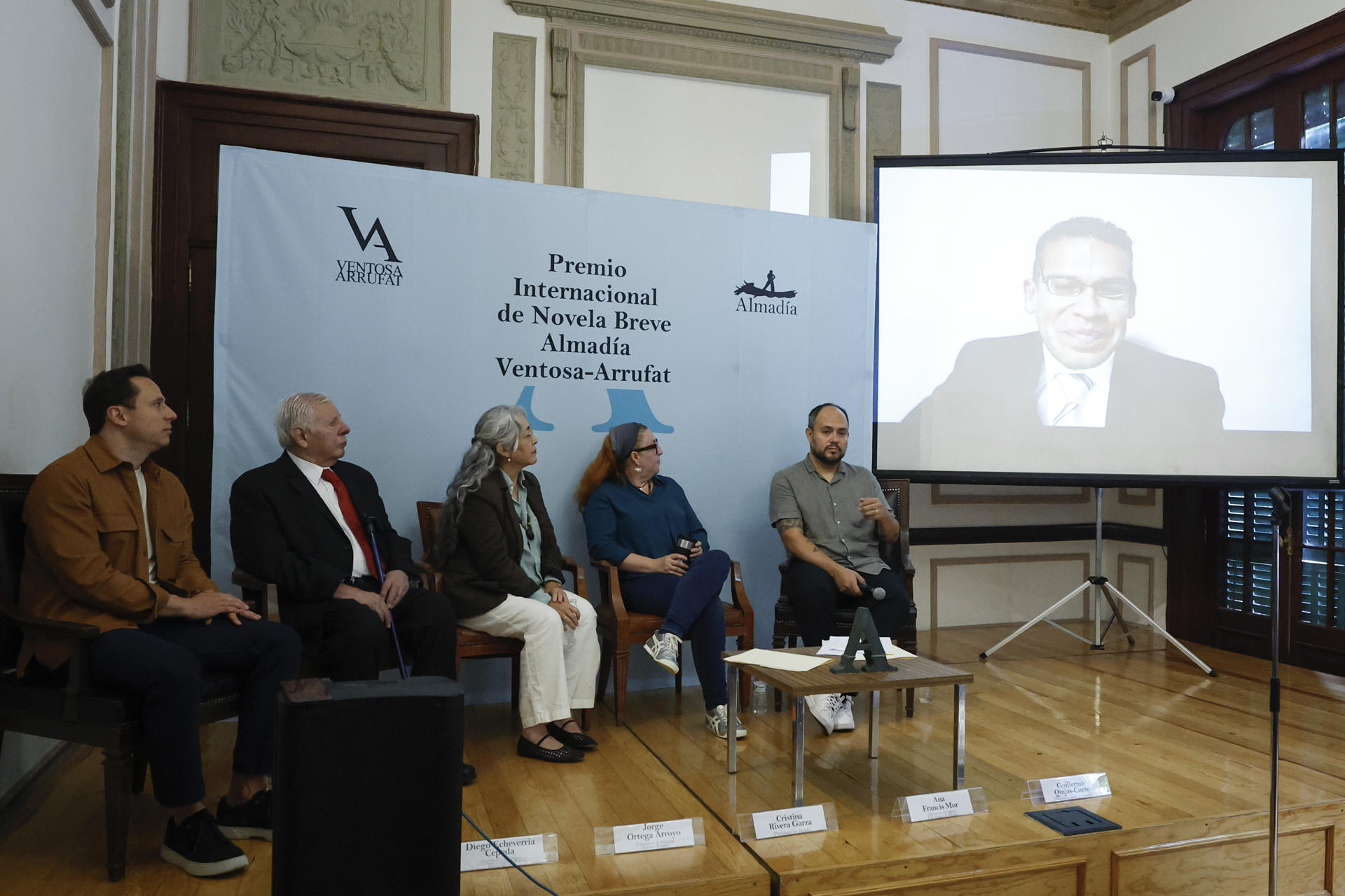 El escritor peruano David Silva Rojas (en pantalla) participa en una rueda de prensa este miércoles, en Ciudad de México (México). EFE/ Sáshenka Gutiérrez