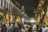 En las estrechas y ruidosas callejuelas de Al Hamidiya, el mercado más antiguo de Damasco, ha comenzado la cuenta atrás para que los billetes con el rostro del derrocado Bachar al Asad dejen de circular definitivamente este jueves, culminando una histórica reforma monetaria que quita dos ceros a la libra siria y borra casi una década de iconografía del régimen anterior. EFE/Ghadi George Baghdadi
