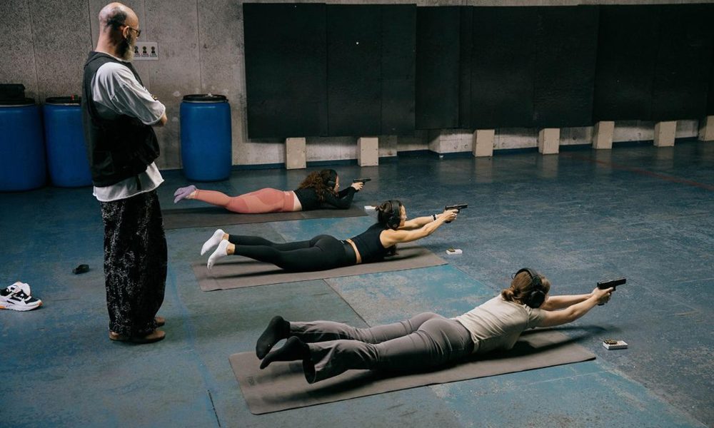 El club de tiro 'Kalibr' de la capital rusa ha popularizado una nueva actividad que incluye prácticas de tiro con armas semiautomáticas alternadas con sesiones de yoga. "El formato es ideal para parejas y a menudo se elige como actividad conjunta", asegura el anuncio de la web de Kalibr. EFE/Club de tiro Kalibr/SOLO USO EDITORIAL/SOLO DISPONIBLE PARA ILUSTRAR LA NOTICIA QUE ACOMPAÑA (CRÉDITO OBLIGATORIO)