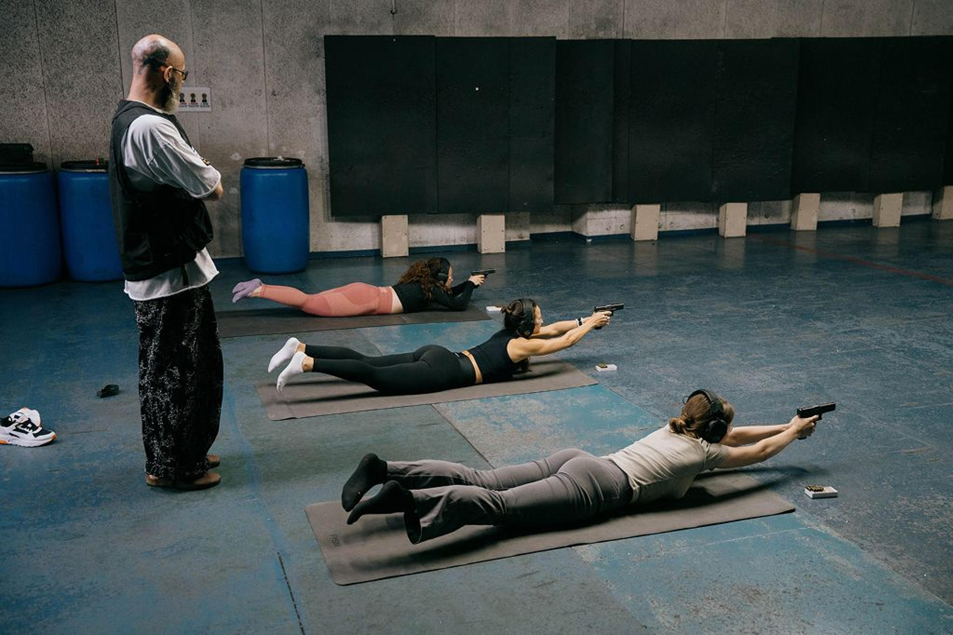 El club de tiro 'Kalibr' de la capital rusa ha popularizado una nueva actividad que incluye prácticas de tiro con armas semiautomáticas alternadas con sesiones de yoga. "El formato es ideal para parejas y a menudo se elige como actividad conjunta", asegura el anuncio de la web de Kalibr. EFE/Club de tiro Kalibr/SOLO USO EDITORIAL/SOLO DISPONIBLE PARA ILUSTRAR LA NOTICIA QUE ACOMPAÑA (CRÉDITO OBLIGATORIO)