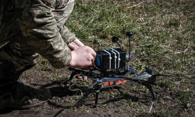 Fotografía de archivo de un piloto de drones ucraniano de la 93.ª Brigada 'Kholodny Yar' preparando un dron interceptor para despegar cerca de su posición de combate, en un lugar no revelado cerca de la línea del frente en el área de Druzhkivka (Donetsk), Ucrania. EFE/EPA/Maria Senovilla